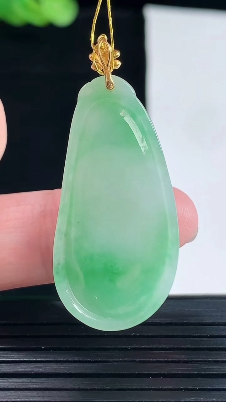 天然A货翡翠福瓜吊坠，尺寸33.6-18-5.6重量:6.62g
5月14日