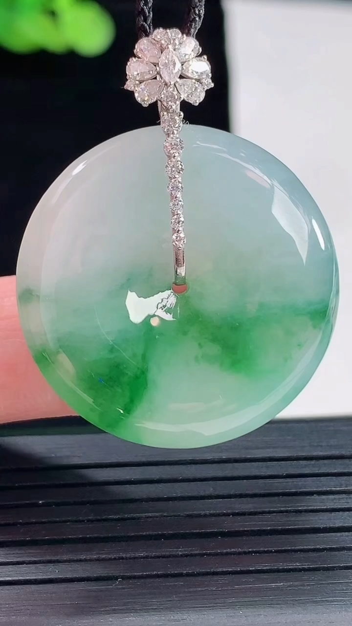天然A货翡翠平安扣吊坠，尺寸29-6.6重量:13.25g
5月14日