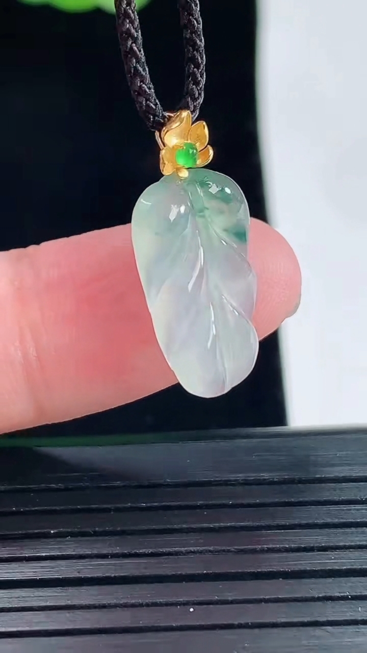 天然A货翡翠种飘花金枝玉叶 叶子吊坠，尺寸17.6-11.5-3.5重量:1.40g
5月14日