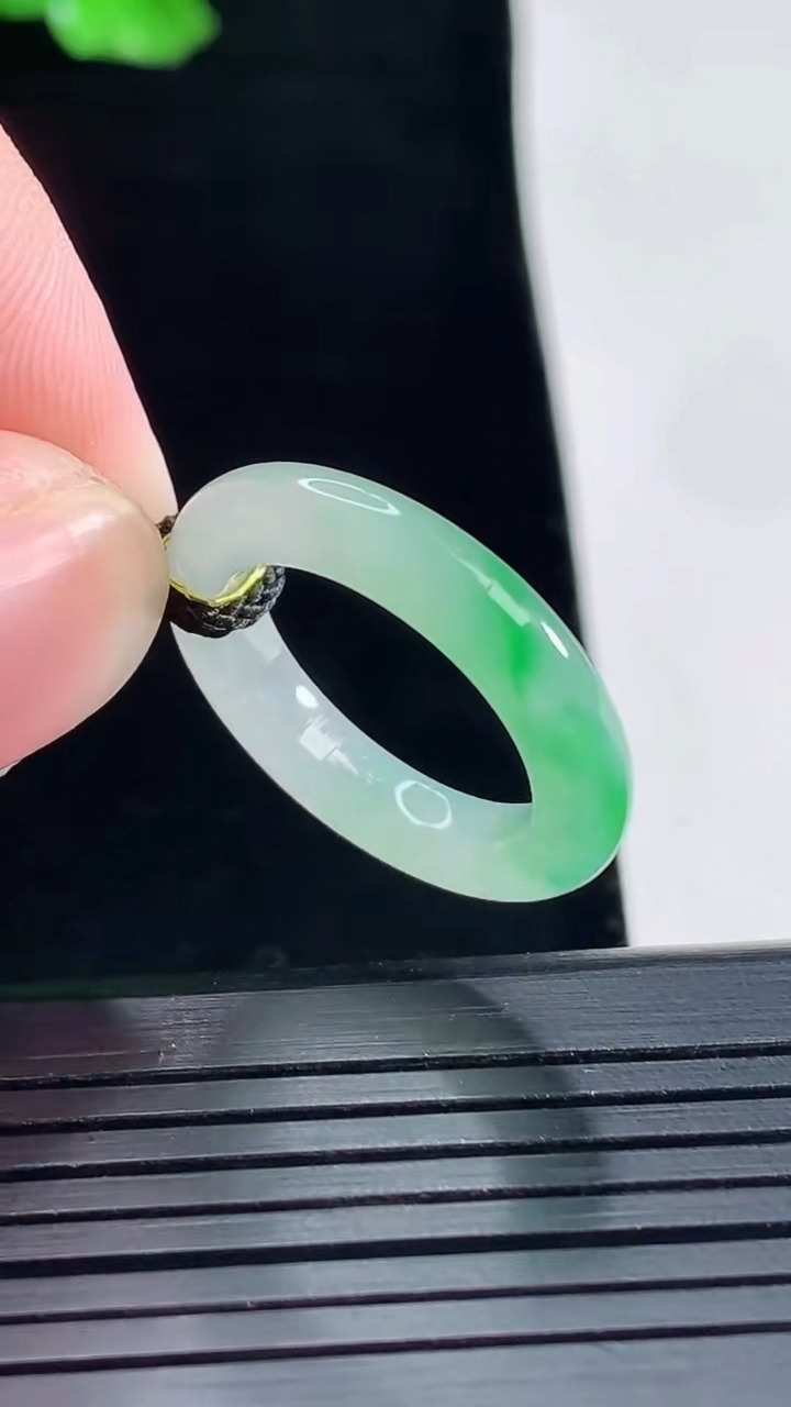 天然A货翡翠玉指环 戒指，尺寸16.8-4-4重量:2.91g2026年5月15日
工厂直销收藏佳品,种好水足，色泽均匀，有种有色，上手高大气！