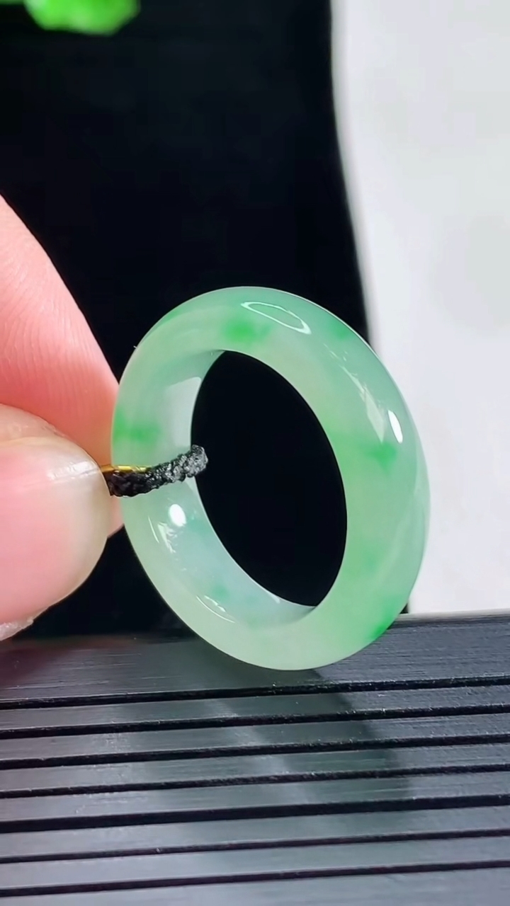 天然A货翡翠玉指环 戒指，尺寸18.5-6-3.8重量:4.58g2026年5月15日
工厂直销收藏
