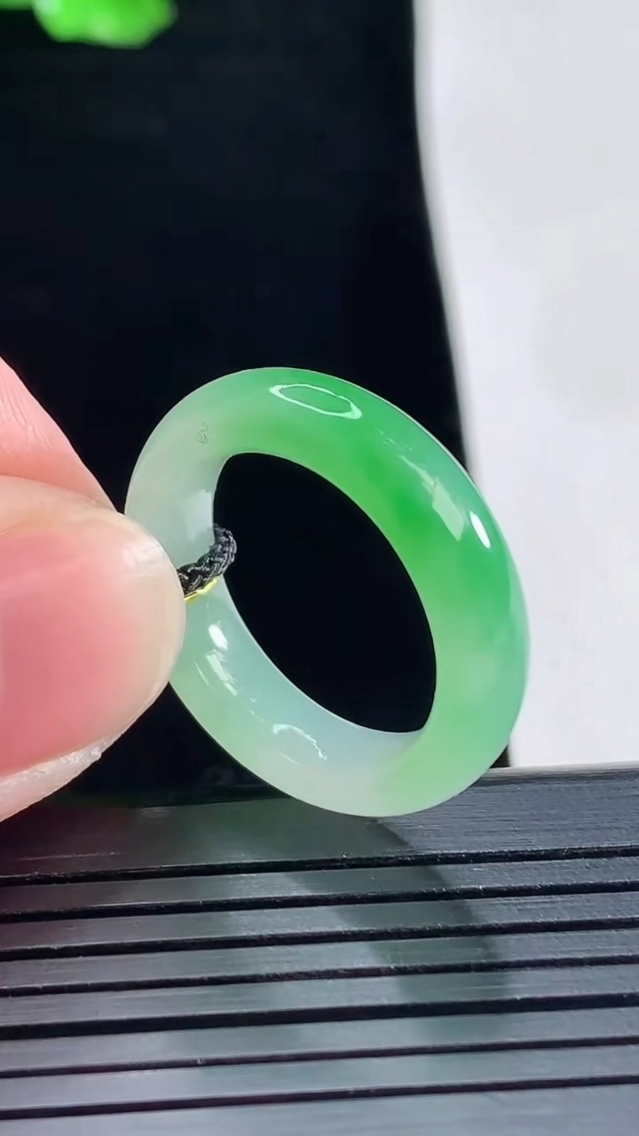 天然A货翡翠玉指环 戒指，尺寸18-5.8-4重量:4.23g2026年5月15日
工厂直销收藏佳品