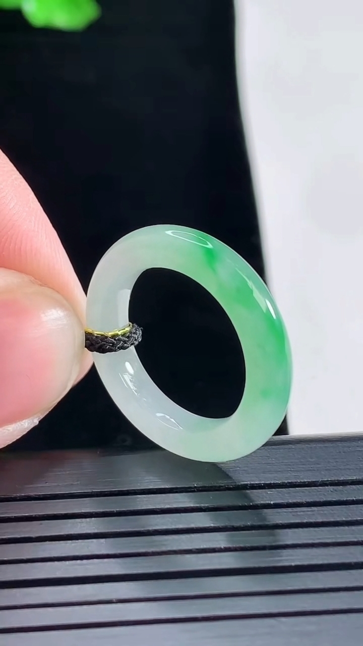 天然A货翡翠玉指环 戒指，尺寸16.8-4-4重量:2.91g2026年5月15日
工厂直销收藏佳品