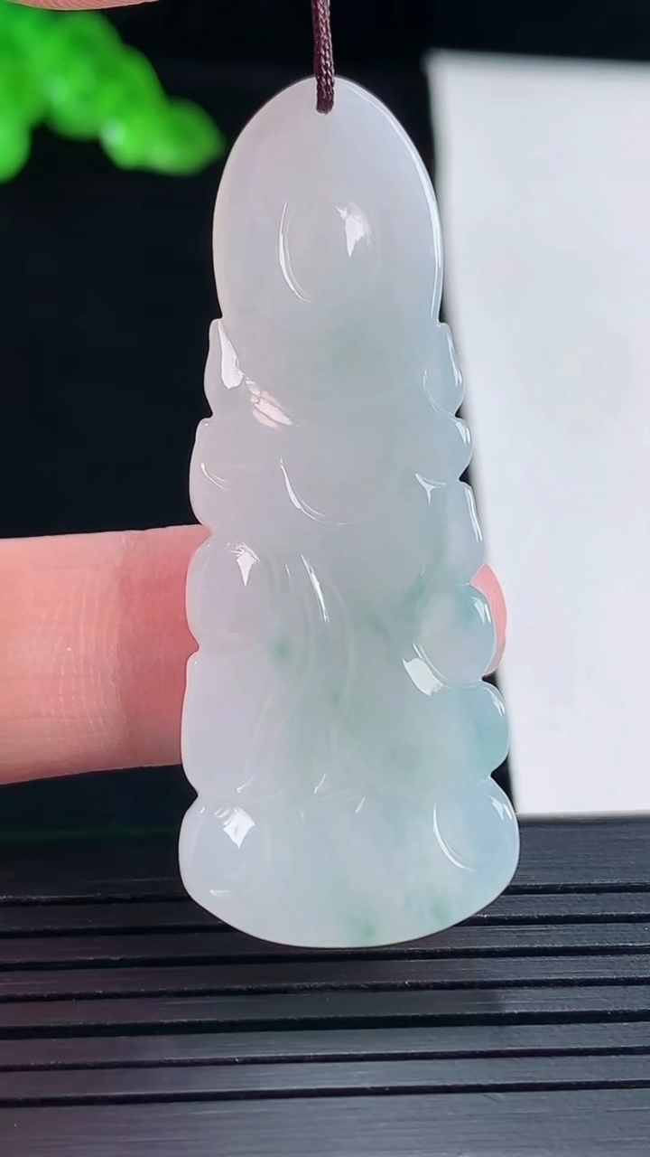 天然A货翡翠动态观音吊坠，尺寸51-20-5重量:10.04g
5月15日