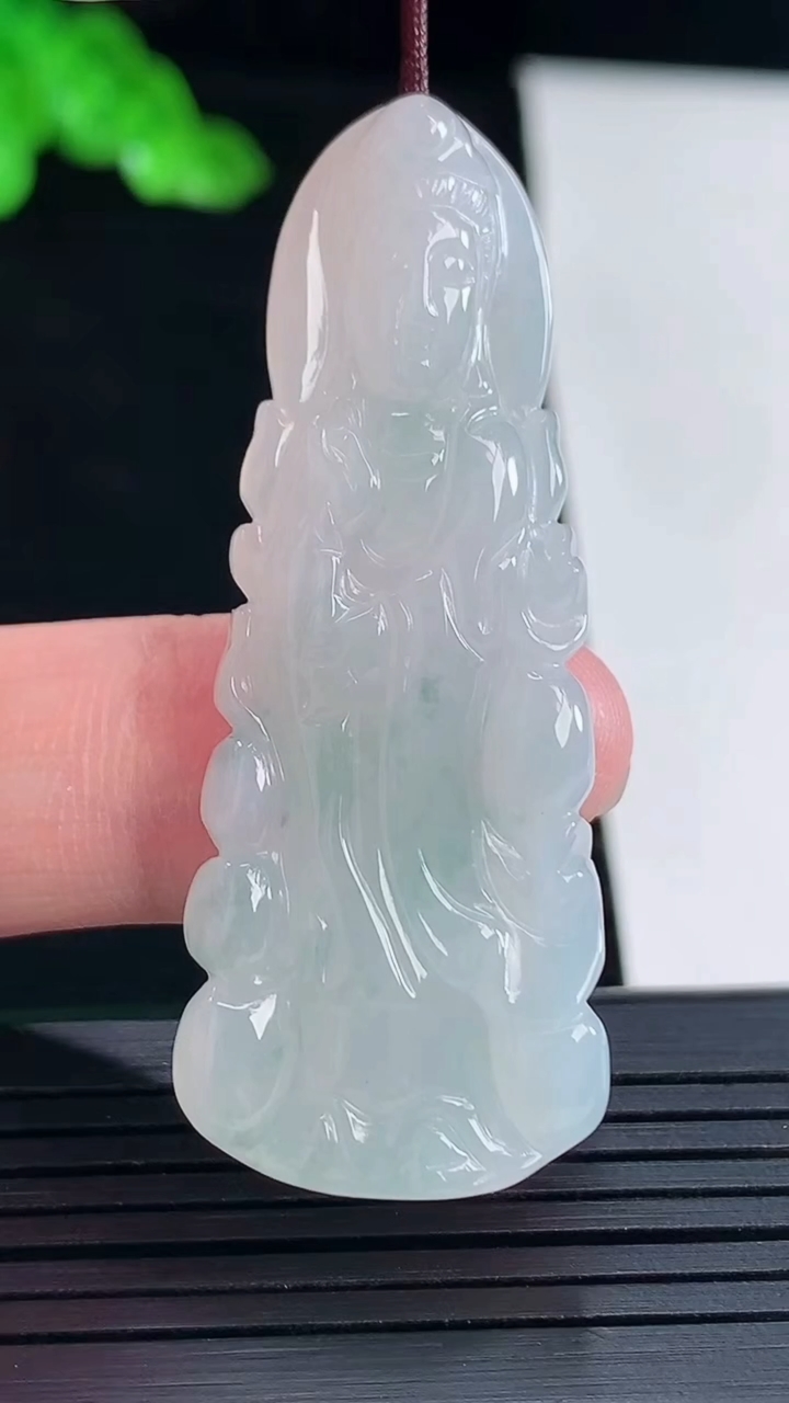 天然A货翡翠动态观音吊坠，尺寸51-20-5重量:10.04g
5月15日
