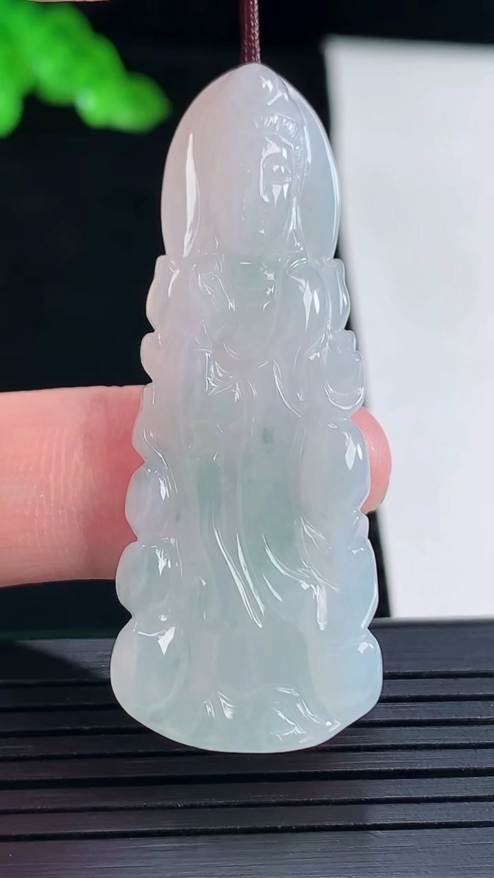 天然A货翡翠动态观音吊坠，尺寸51-20-5重量:10.04g
5月15日