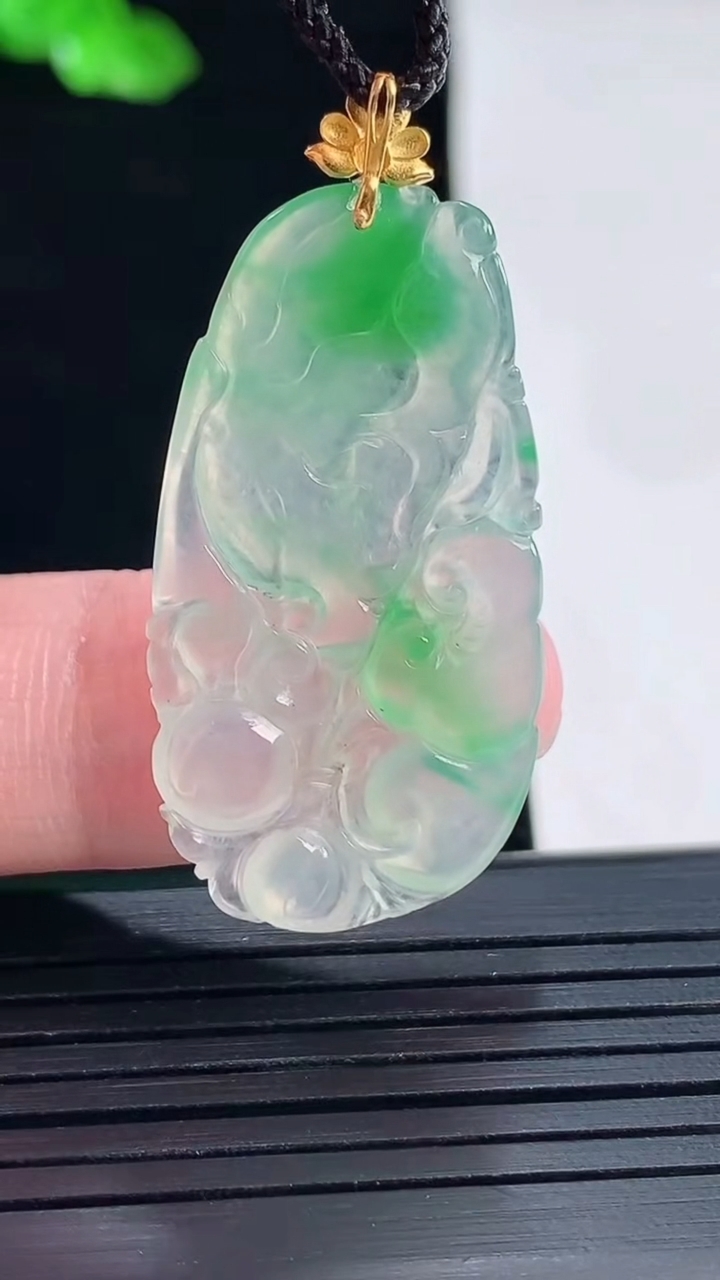天然A货翡翠如意吊坠，尺寸35-19-3重量:3.47g
5月15日