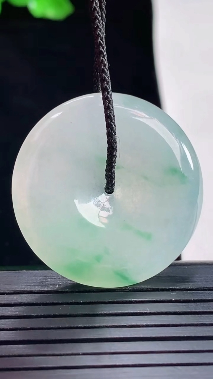天然A货翡翠平安扣吊坠，尺寸32-5.5重量:12.42g
5月15日