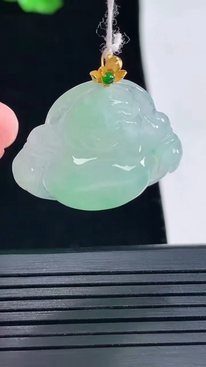 天然A货翡翠佛公吊坠，尺寸23-28-5.8重量:5.69g
5月15日