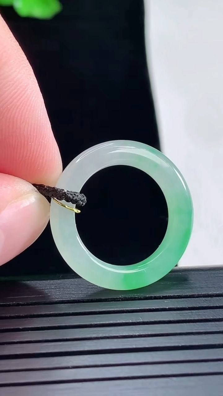 天然A货翡翠玉指环 戒指，尺寸16.8-4-4重量:2.91g2026年5月15日
工厂直销收藏佳品,种好水足，色泽均匀，有种有色，上手高大气！