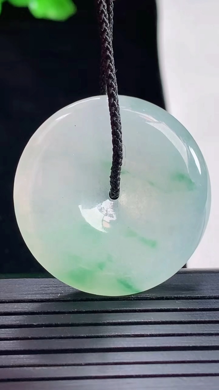 天然A货翡翠平安扣吊坠，尺寸32-5.5重量:12.42g
5月15日