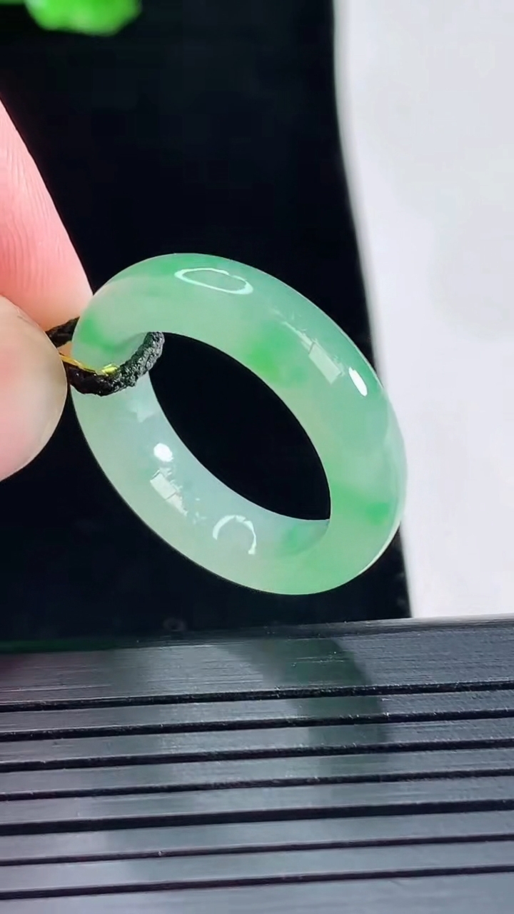 天然A货翡翠玉指环 戒指，尺寸18.5-6-3.8重量:4.58g2026年5月15日
工厂直销收藏佳品,种好水足，色泽均匀，有种有色，上手高大气！