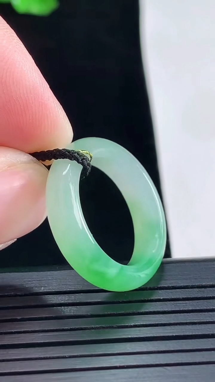天然A货翡翠玉指环 戒指，尺寸18-5.8-4重量:4.23g2026年5月15日
工厂直销收藏佳品,种好水足，色泽均匀，有种有色，上手高大气！