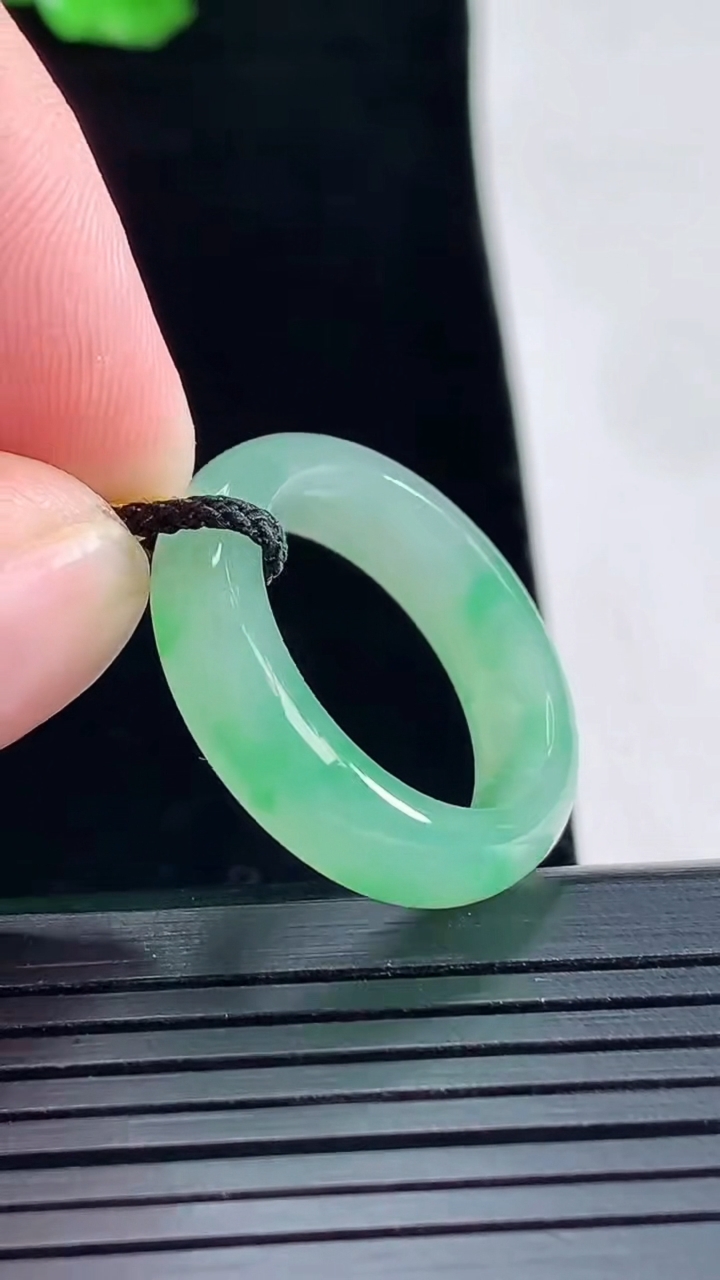 天然A货翡翠玉指环 戒指，尺寸18.5-6-3.8重量:4.58g2026年5月15日
工厂直销收藏佳品,种好水足，色泽均匀，有种有色，上手高大气！