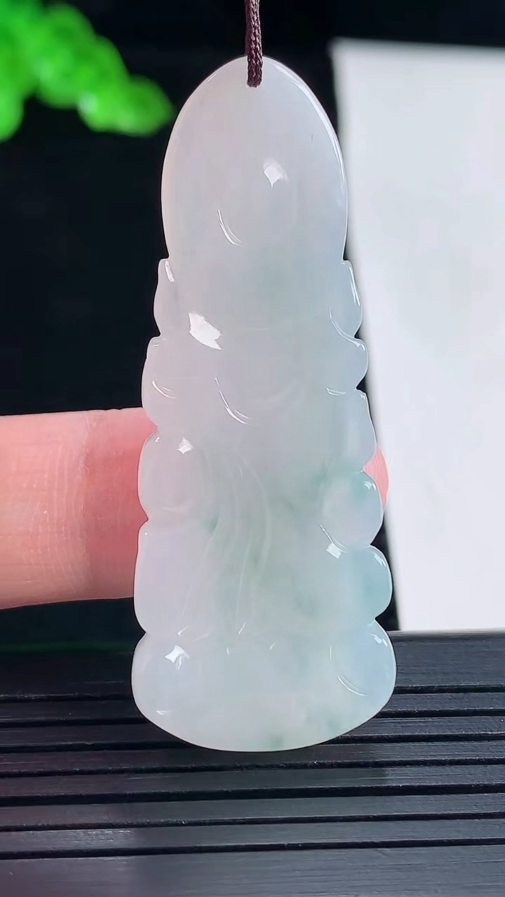 天然A货翡翠动态观音吊坠，尺寸51-20-5重量:10.04g
5月15日