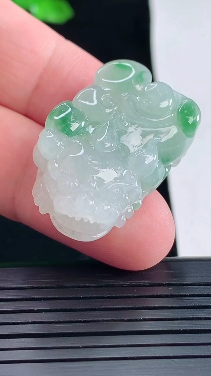 天然A货翡翠貔貅吊坠，尺寸32-21-10.5重量:16.25g
5月15日