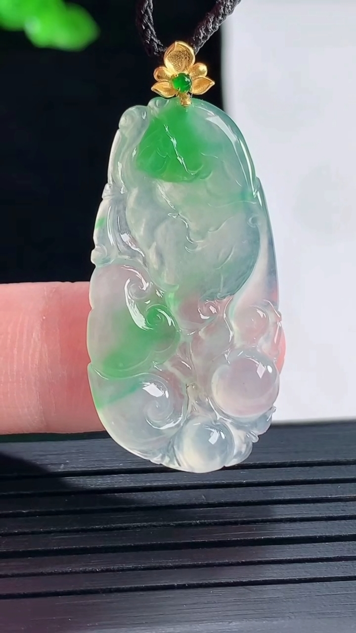 天然A货翡翠如意吊坠，尺寸35-19-3重量:3.47g
5月15日