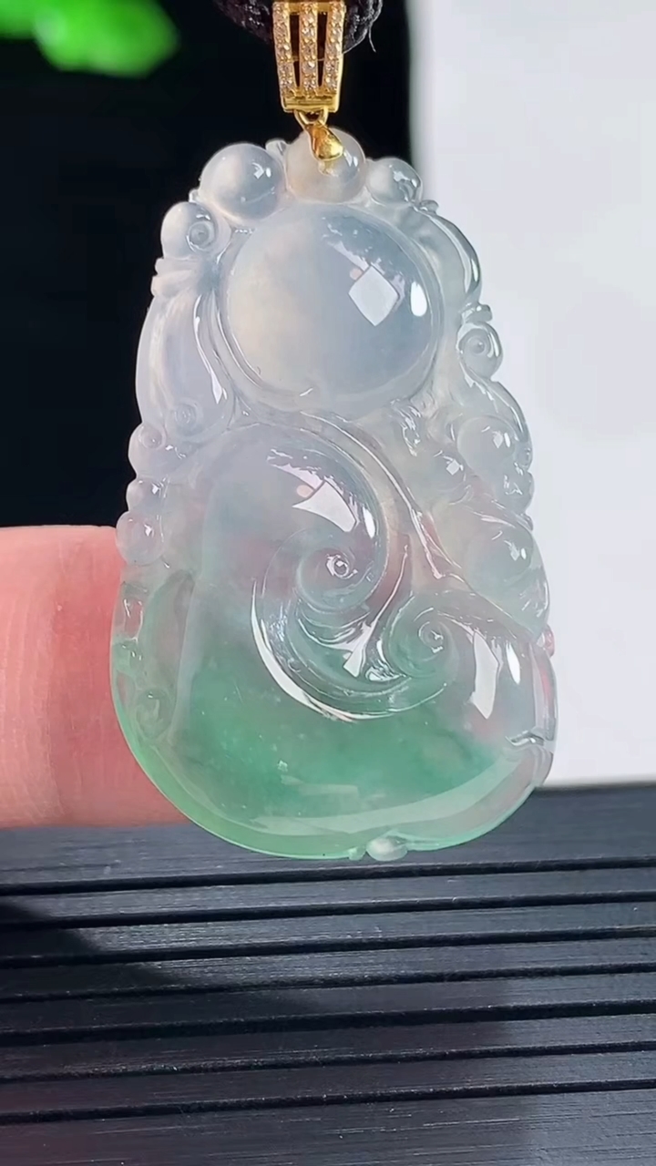 天然A货翡翠种飘花如意吊坠，尺寸34-22-5重量:6.36g
5月15日