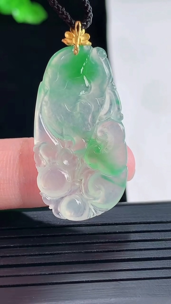 天然A货翡翠如意吊坠，尺寸35-19-3重量:3.47g
5月15日