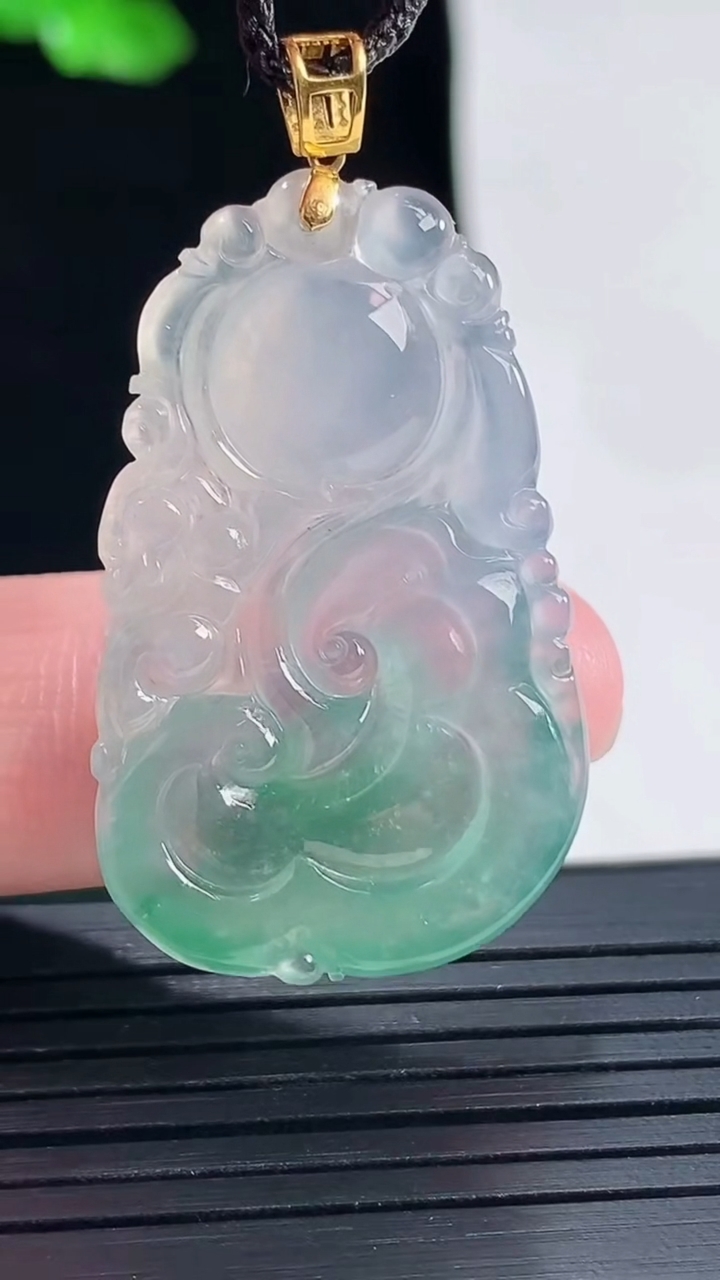 天然A货翡翠种飘花如意吊坠，尺寸34-22-5重量:6.36g
5月15日