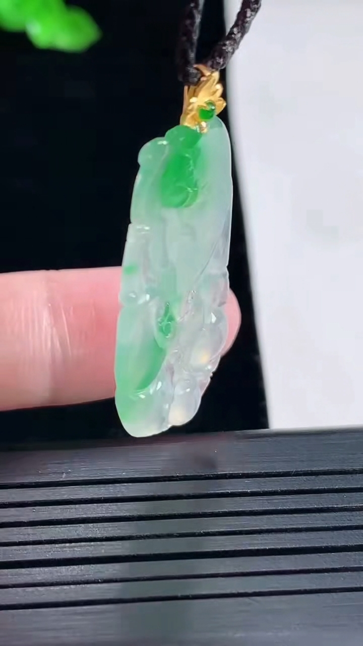 天然A货翡翠如意吊坠，尺寸35-19-3重量:3.47g
5月15日