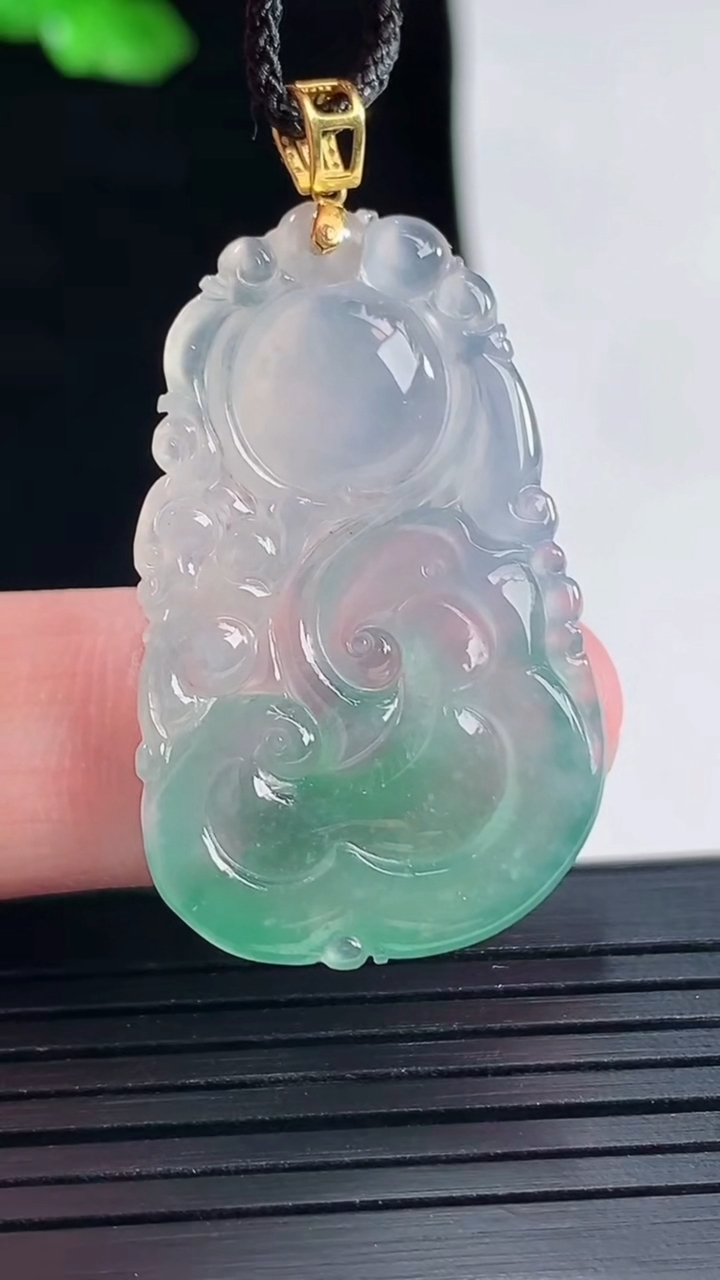 天然A货翡翠种飘花如意吊坠，尺寸34-22-5重量:6.36g
5月15日