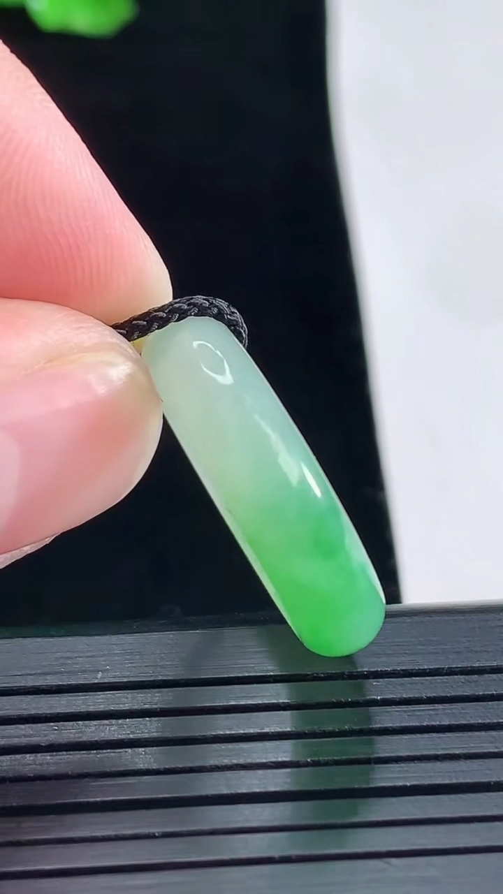天然A货翡翠玉指环 戒指，尺寸18-5.8-4重量:4.23g2026年5月15日
工厂直销收藏佳品,种好水足，色泽均匀，有种有色，上手高大气！