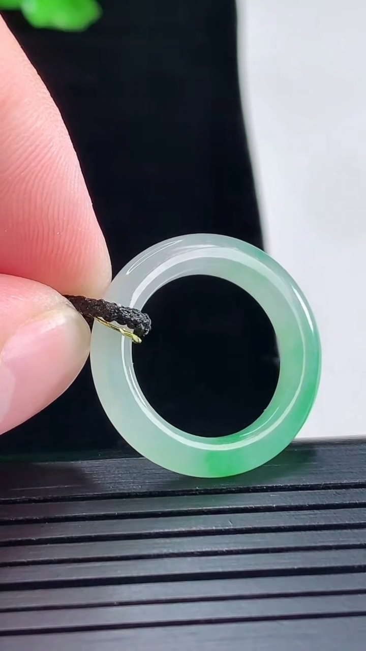 天然A货翡翠玉指环 戒指，尺寸16.8-4-4重量:2.91g2026年5月15日
工厂直销收藏佳品,种好水足，色泽均匀，有种有色，上手高大气！