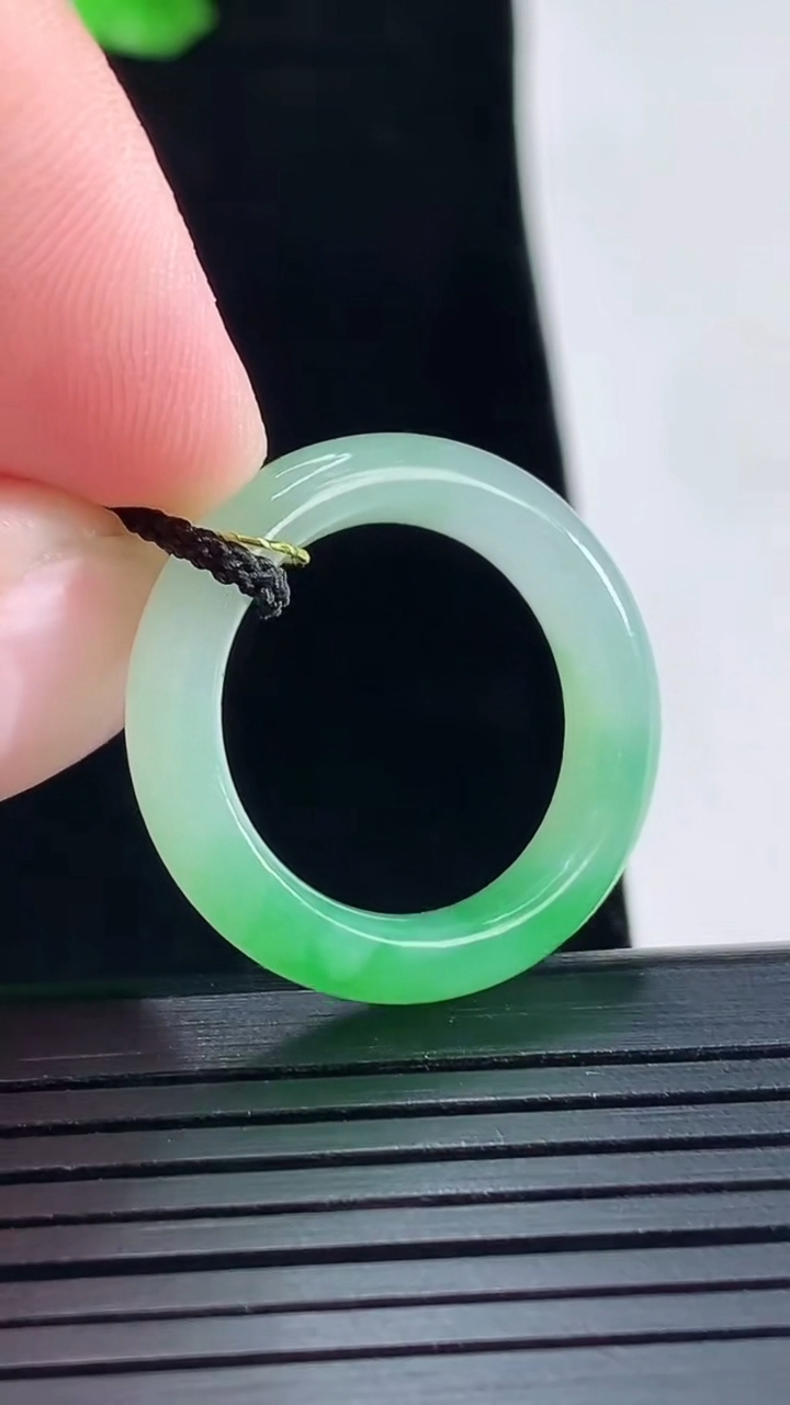 天然A货翡翠玉指环 戒指，尺寸18-5.8-4重量:4.23g2026年5月15日
工厂直销收藏佳品,种好水足，色泽均匀，有种有色，上手高大气！