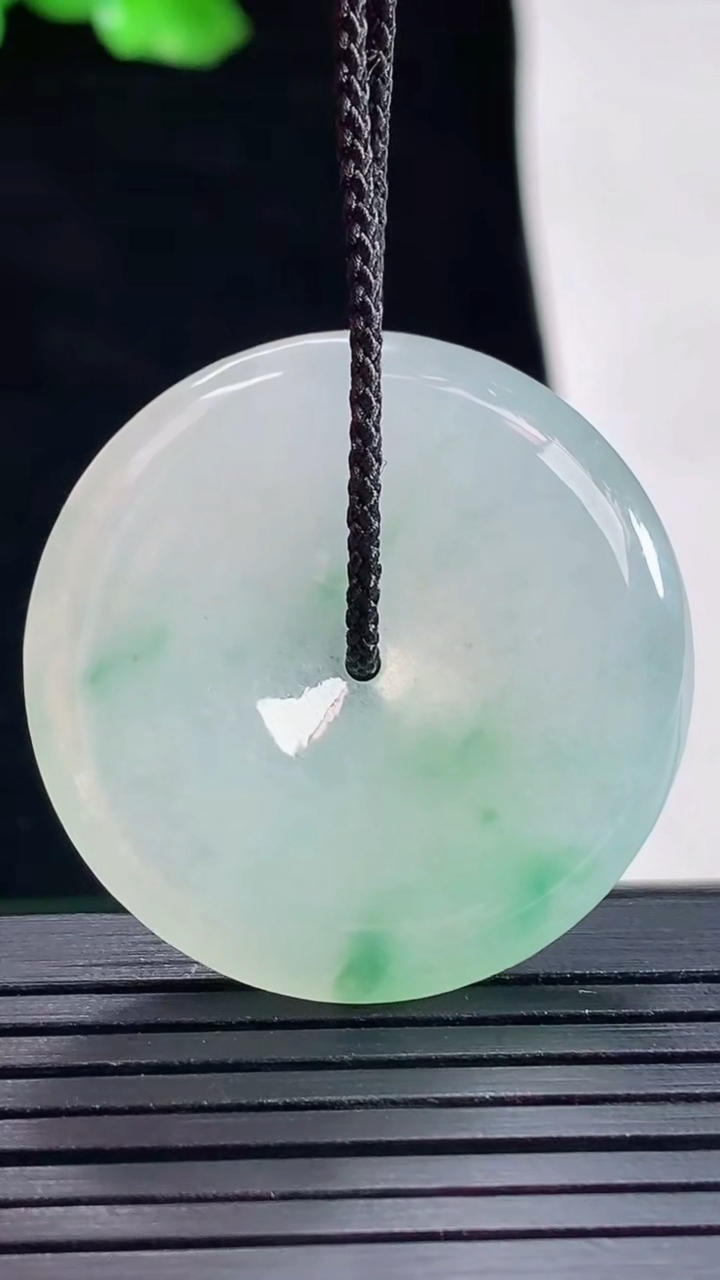 天然A货翡翠平安扣吊坠，尺寸32-5.5重量:12.42g
5月15日