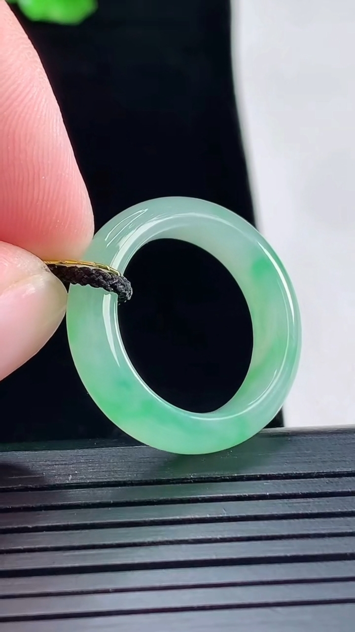 天然A货翡翠玉指环 戒指，尺寸18.5-6-3.8重量:4.58g2026年5月15日
工厂直销收藏佳品,种好水足，色泽均匀，有种有色，上手高大气！
