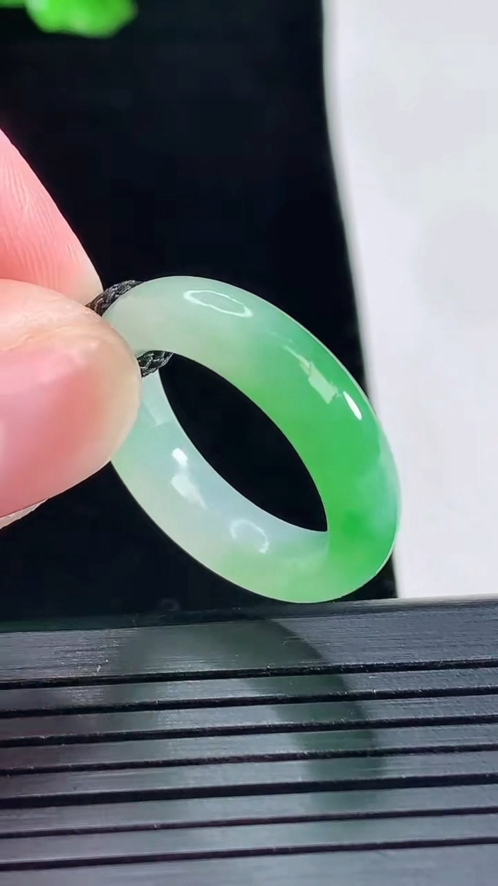 天然A货翡翠玉指环 戒指，尺寸18-5.8-4重量:4.23g2026年5月15日
工厂直销收藏佳品,种好水足，色泽均匀，有种有色，上手高大气！