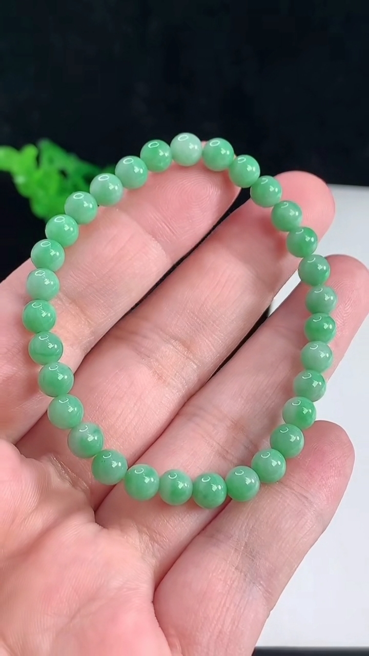 天然A货翡翠圆珠手串，尺寸6-31颗重量:10.73g5月15日
工厂直销收藏佳品,种好水足，色泽均匀，有种有色，上手高大气！