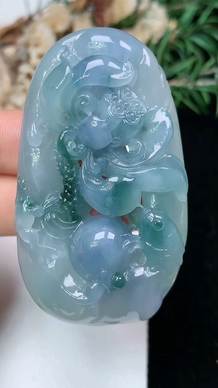 天然A货翡翠紫罗兰 飘花荷叶鱼吊坠，尺寸56.5-32.4-11.4，重量:35.95g
5月16日