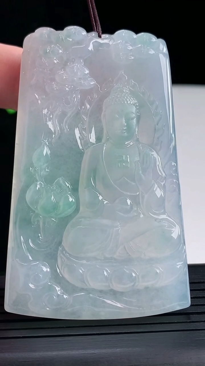天然A货翡翠阿弥陀佛吊坠，尺寸72-45-5.6重量:43.11g
5月16日