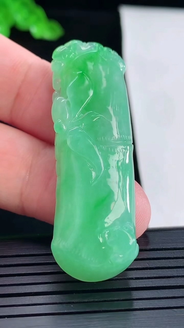 天然A货翡翠节节高升 竹节吊坠，尺寸52.6-17-9.6重量:17.05g
5月16日