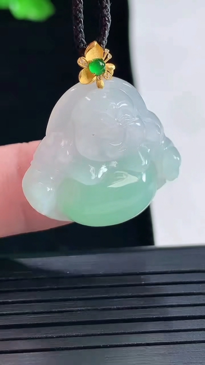 天然A货翡翠佛公吊坠，尺寸24-27-8重量:7.82g
5月16日