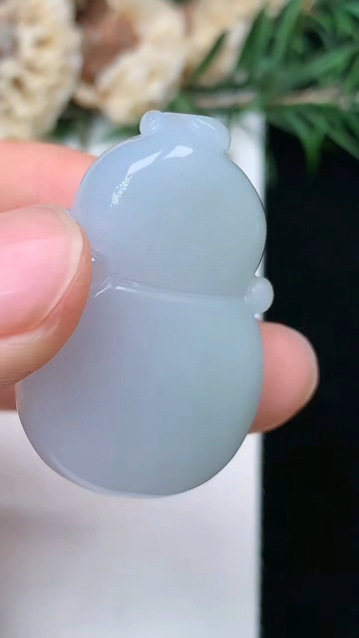 天然A货翡翠白冰葫芦吊坠，尺寸33.6-21.9-13.2，重量:19.48g
5月16日