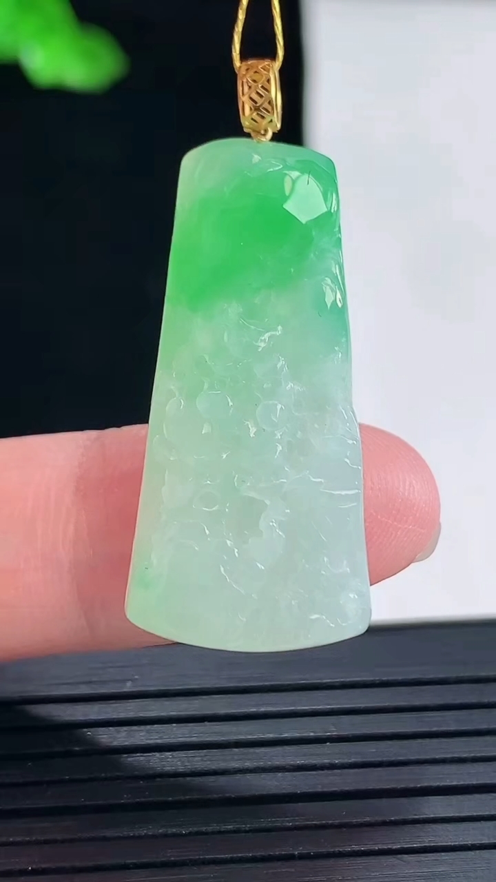 天然A货翡翠山水牌吊坠，尺寸33-15-5.6重量:6.21g
5月16日