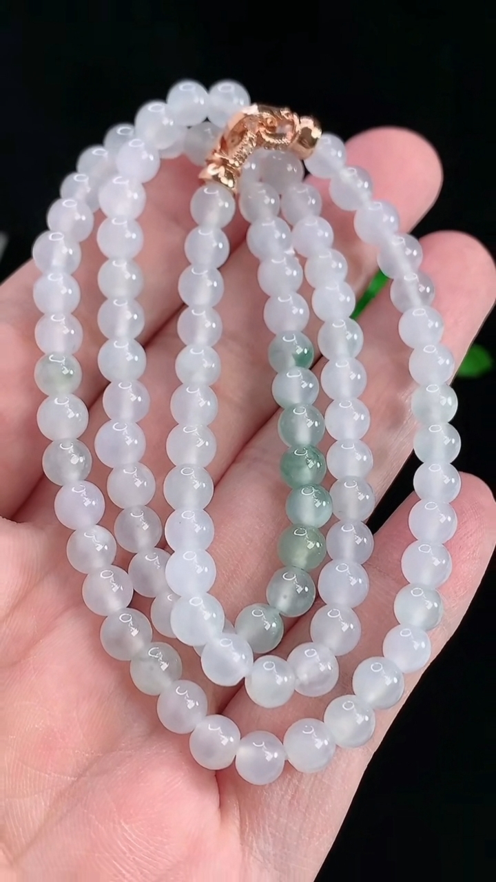 天然A货翡翠种飘花圆珠项链，尺寸6-94颗重量:32.94g5月16日
工厂直销收藏佳品,种好水足，色泽均匀，有种有色，上手高大气！