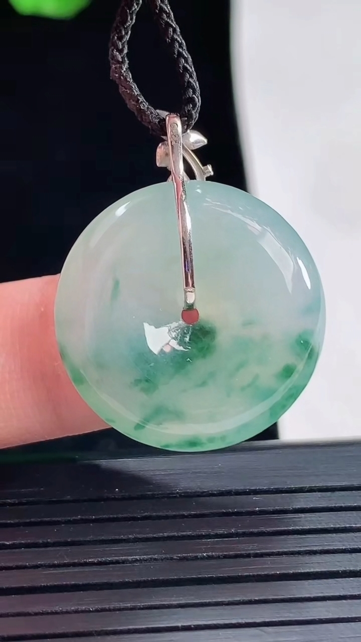 天然A货翡翠种飘花平安扣吊坠，尺寸23.6-5.5重量:6.42g
5月16日