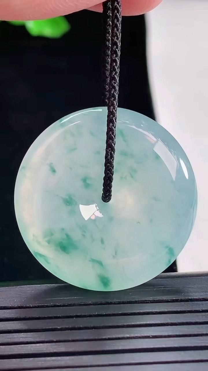天然A货翡翠种飘花平安扣吊坠，尺寸32-6.2重量:12.75g
5月16日