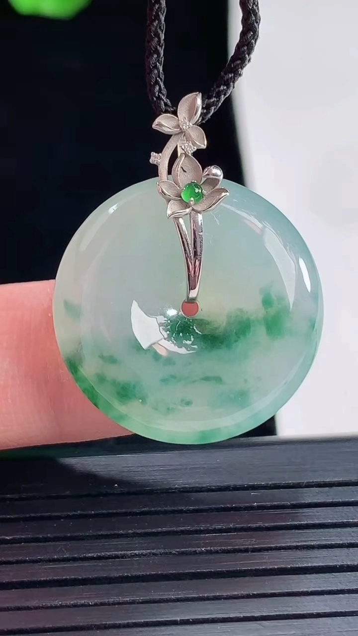 天然A货翡翠种飘花平安扣吊坠，尺寸23.6-5.5重量:6.42g
5月16日