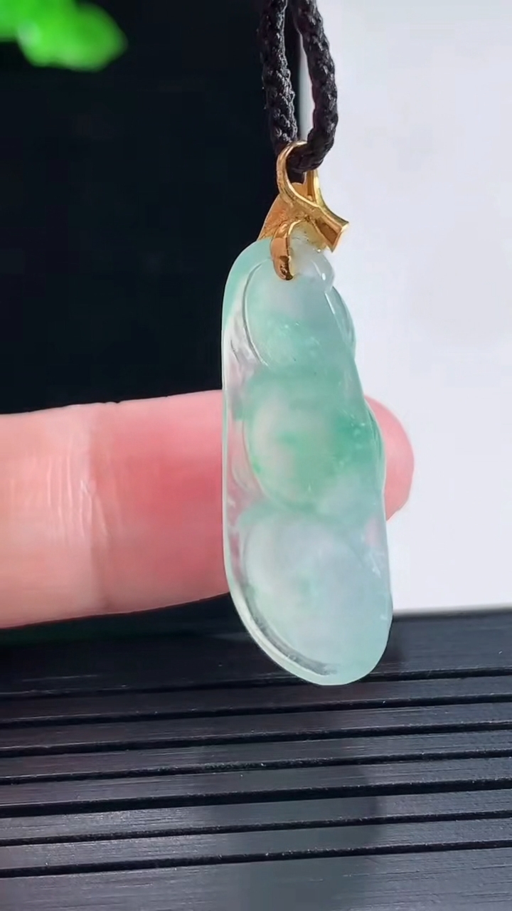 天然A货翡翠福豆吊坠，尺寸30-14-5重量:3.57g
5月16日