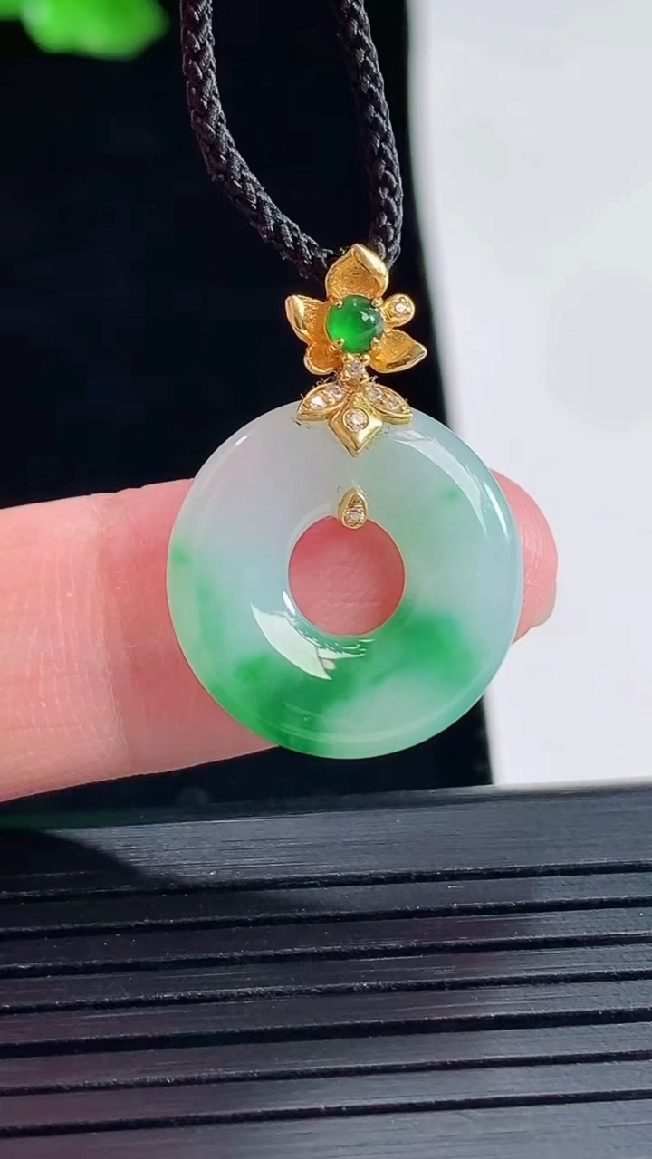 天然A货翡翠平安环吊坠，尺寸18-3.8重量:2.84g
5月16日