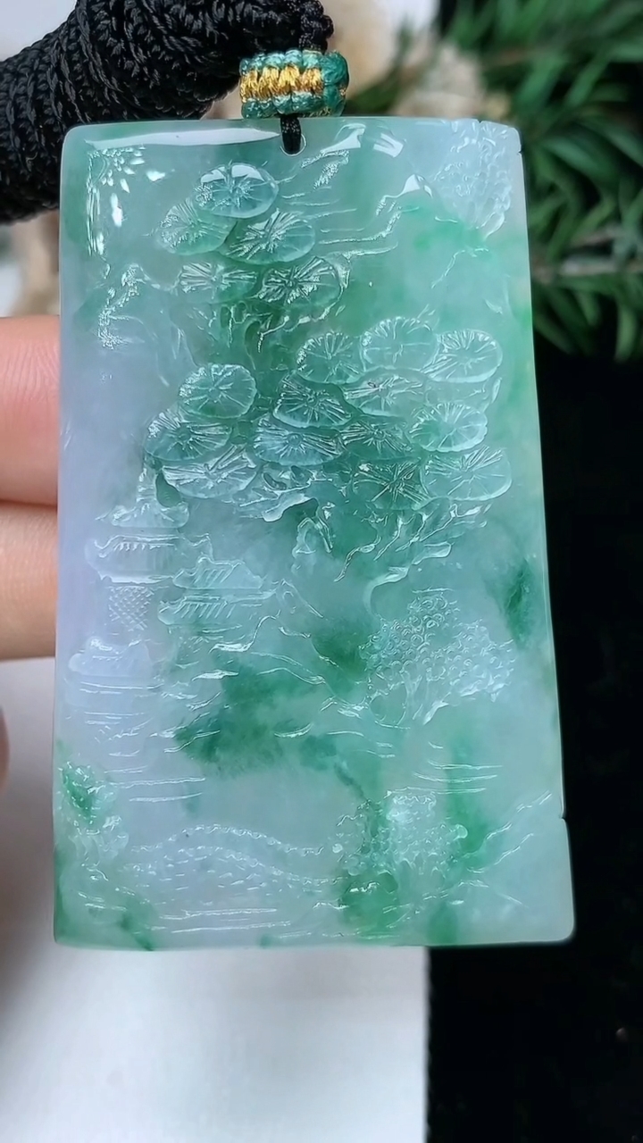 天然A货翡翠飘花山水牌吊坠，尺寸55.6-35.9-6.3，重量:35.00g
5月16日