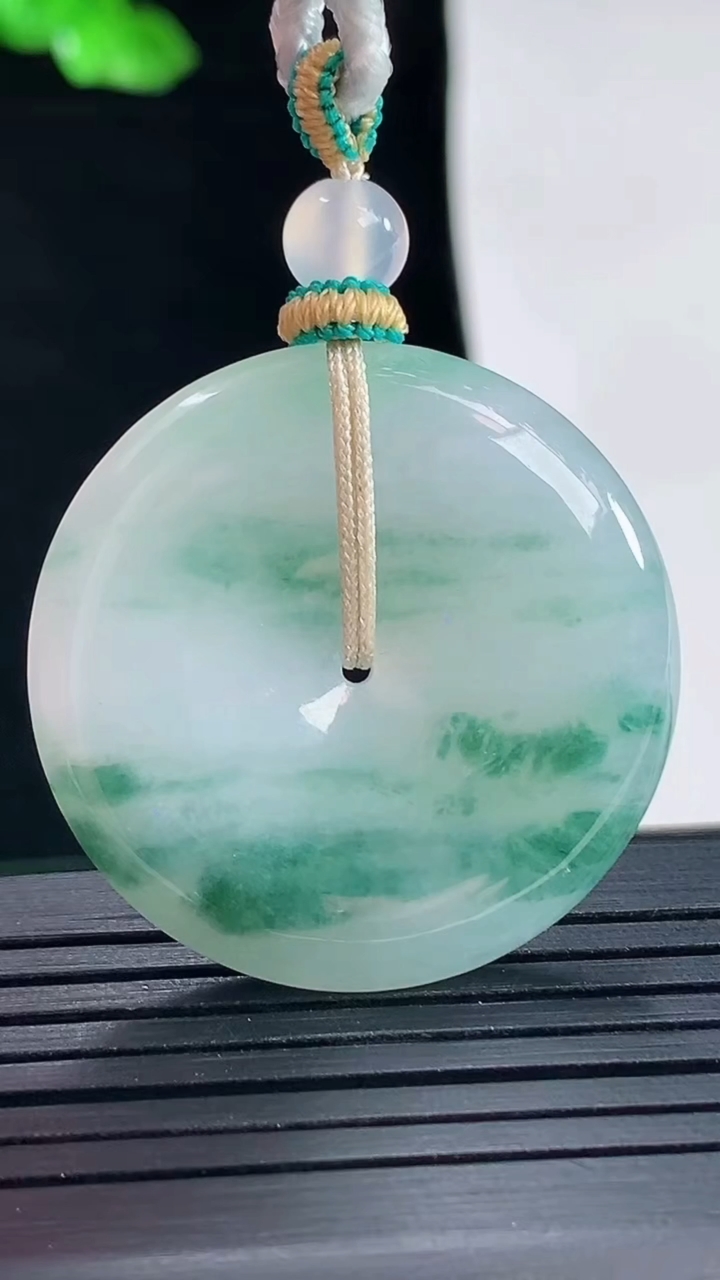 天然A货翡翠飘花平安扣吊坠，尺寸31.5-5.2重量:15.27g
5月16日