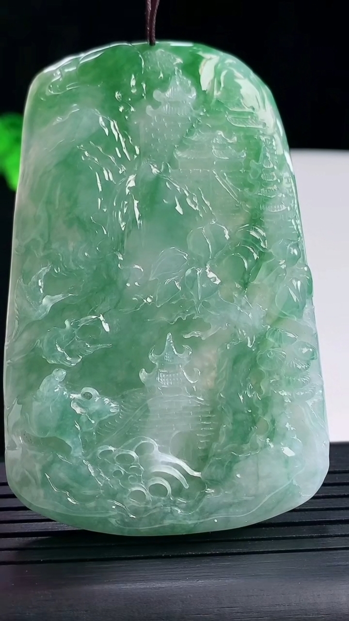 天然A货翡翠山水牌吊坠，尺寸75.5-48.6-7.2重量:58.00g
5月16日