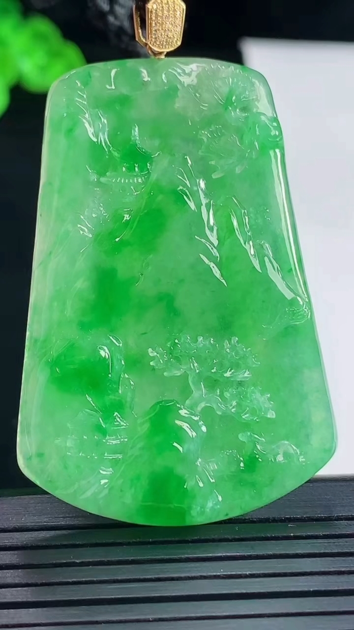 天然A货翡翠山水牌吊坠，尺寸51-34.5-4.8重量:19.04g
5月16日