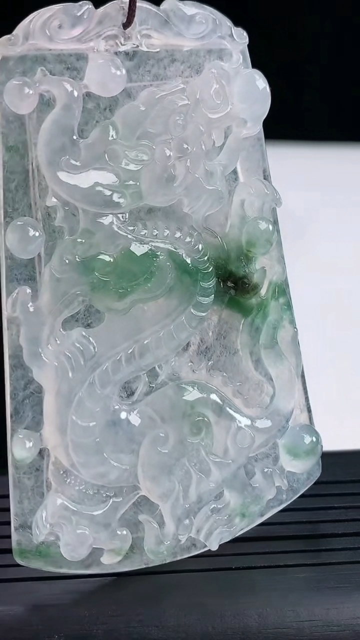 天然A货翡翠龙牌吊坠，尺寸72-45-6重量:34.14g
5月16日